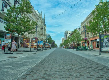 Yazın sokak. Lodz, Polonya - 16 Temmuz 2024 Eklektik konutlar ve Lodz 'daki Piotrkowska Caddesi' nde oturan sakinlerin isimlerinin yazılı olduğu bir küp.