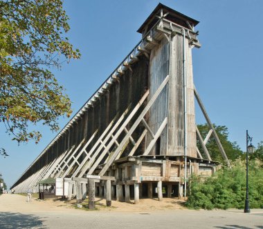 Kaplıcadan mezuniyet kuleleri. Ciechocinek, Polonya - 11 Temmuz 2024 Tarihi, ahşap tuzlu su mezuniyet kuleleri, Ciechocinek spa merkezinin bir cazibesi.