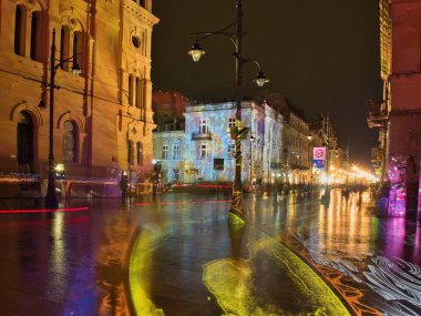 Aydınlatılmış sokak. Lodz, Polonya - 27 Eylül 2024 Işık Sanat Festivali sırasında Lodz 'daki Aydınlanmış şehir binaları.
