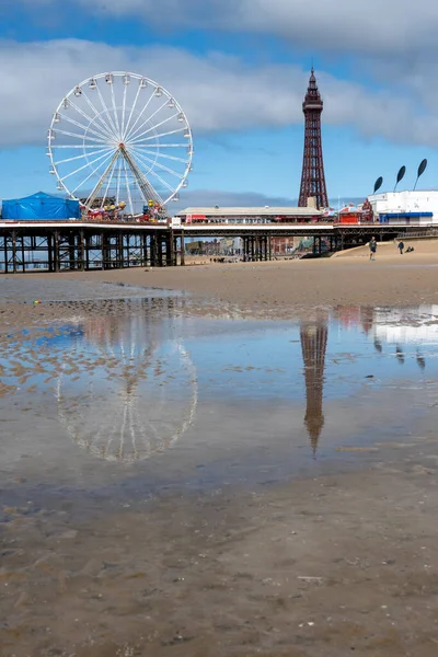 Blackpool Tower Central Pier Затоплены Бассейне Оставленном Пляже Отступающим Приливом Стоковое Фото
