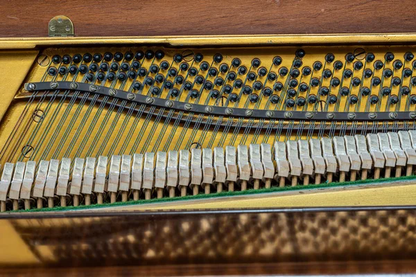 Çekiçlerin Dik Bir Piyanonun Üzerindeki Bir Bölümünün Makro Görüntüsü — Stok fotoğraf