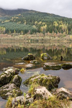 Lomond Gölü 'ndeki Lubnaig Gölü ve İskoçya Highlands' taki Trossachs Ulusal Parkı 'ndaki güzel sonbahar yansımaları..