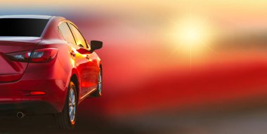 Otomotiv yolundaki otomotiv kapanış günbatımı arka planda ulaşım için, doğadan araç arazisine seyahat yaz yolculuğu için güneş ışığı ve yaşam tarzı