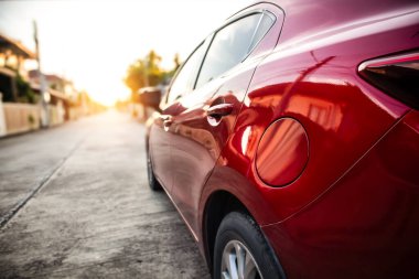 Kırmızı araba gövdesi. Servis fabrikası için bir nesne. Araba stop lambası. Müşteriler için kırmızı renk fabrikası. Yeni otomobil teknolojisi için duvar kağıdı ya da arkaplan kullanımı