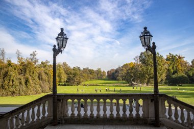 Balcone con due lampioni che guardano sul Parco Reale di Monza