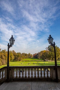 Balcone con due lampioni che guardano sul Parco Reale di Monza