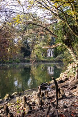 Autunno nel giardino del Parco di Villa Reale Monza con laghetto e tempietto
