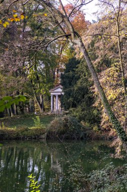 Autunno nel giardino del Parco di Villa Reale Monza con laghetto e tempietto