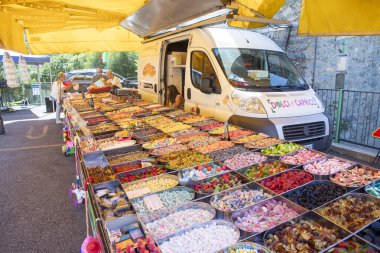 Mercatino di paese con vari prodotti