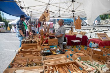 Mercatino di paese con vari prodotti