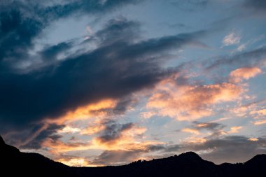 Cielo al tramonto sul lago di Como