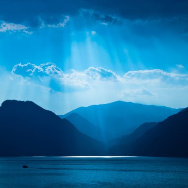 Paesaggio del lago di Como all'alba