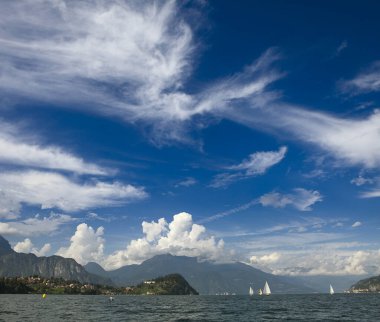 Paesaggio del lago di Como a Bellagio e punta Serbelloni e centro lago con cielo e nuvole