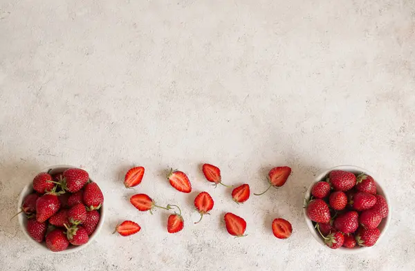 Fresas Jugosas Maduras Tazón Cerámica Blanca Junto Varias Fresas Cortadas — Foto de Stock