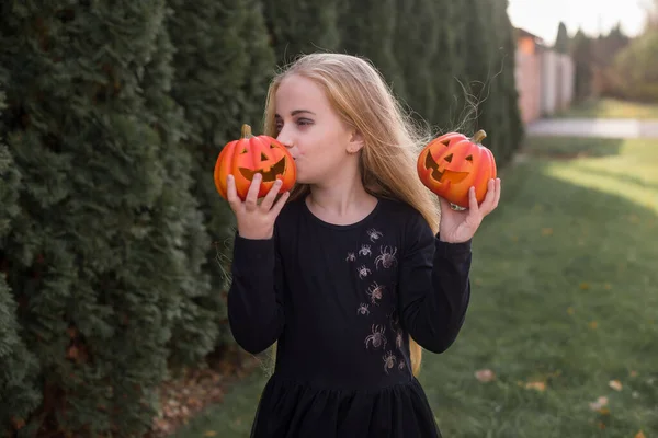 Kind Halloween Kostüm Ein Blondes Mädchen Mit Langen Schönen Haaren — Stockfoto