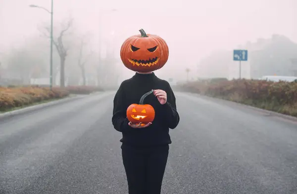 Halloween Van Tökfej Egy Tökkel Fején Álló Férfi Egy Ködös Stock Fotó