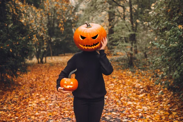 Halloween Pumpkinhead Man Pumpkin His Head Stands Park Alley Strewn — Stock Photo, Image