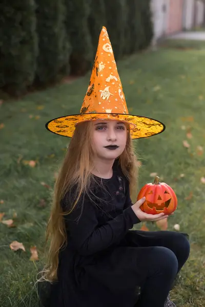 Cadılar Bayramı Kostümü Giymiş Bir Çocuk Turuncu Şapkalı Sarışın Bir — Stok fotoğraf