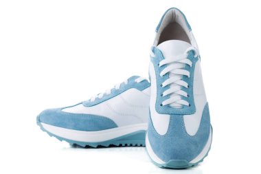 Beyaz arkaplanda izole edilmiş bir çift mavi spor ayakkabı.