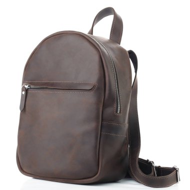 Beyaz arka plan üzerinde izole kahverengi deri sırt çantası