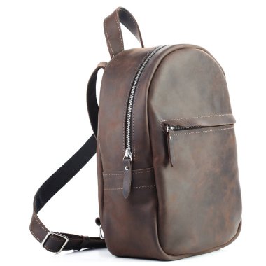 Beyaz arka plan üzerinde izole kahverengi deri sırt çantası