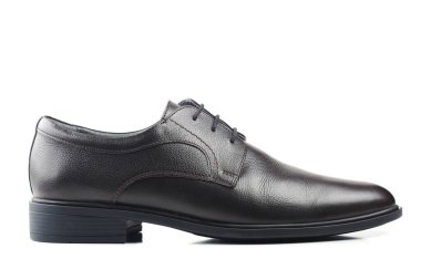 Beyaz arka planda izole kahverengi erkek deri ayakkabıları