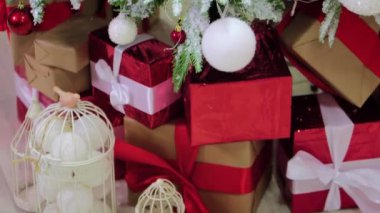 Noel ağacındaki oyuncaklar, düzgün kamera hareketi, seçici odak, yeni yıl.