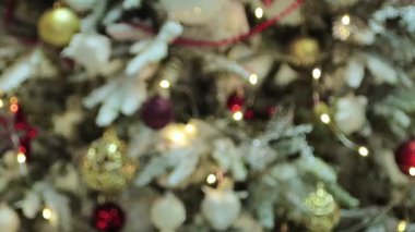 Seçici odak, Bokeh 'ten Noel ağacına yumuşak hareket, Noel geçmişi, bulanık çelenkler, oyuncaklar ve süslemeler.