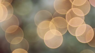 Seçici odak, Bokeh 'ten Noel ağacına yumuşak hareket, Noel geçmişi, bulanık çelenkler, oyuncaklar ve süslemeler.