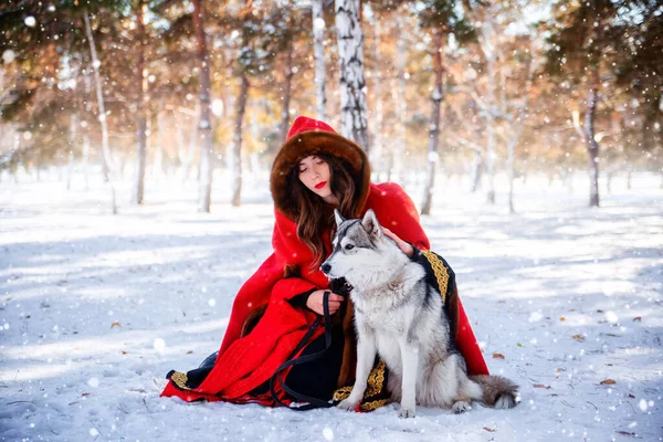 Una Giovane Donna Con Impermeabile Rosso Con Cappuccio Cane Husky — Foto Stock