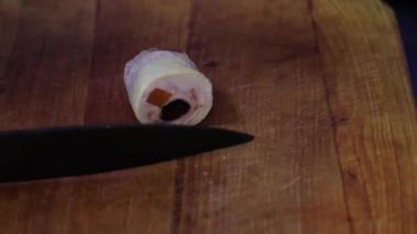 Yemekleri dilimleyen mavi eldivenli bir şefin ellerini yakın plan çek..