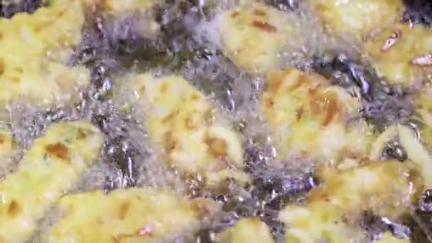 Close Nuggets Being Fried Boiling Oil Selective Focus — Vídeo de stock