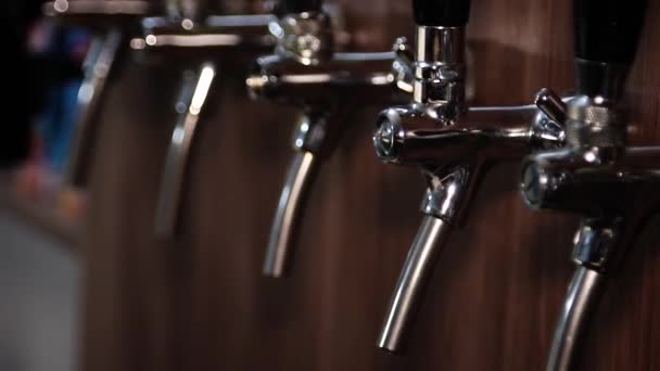 有选择的焦点 在酒吧的啤酒瓶的特写 平稳的相机移动 Bokeh — 图库视频影像
