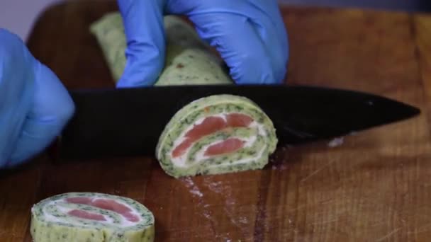 Close Das Mãos Chef Luvas Azuis Cortando Alimentos — Vídeo de Stock