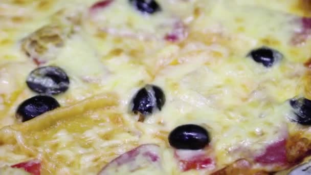 クローズアップ 滑らかなカメラの動き 選択的フォーカス レストランのキッチンテーブルの上に新鮮なピザ ピザ屋 — ストック動画