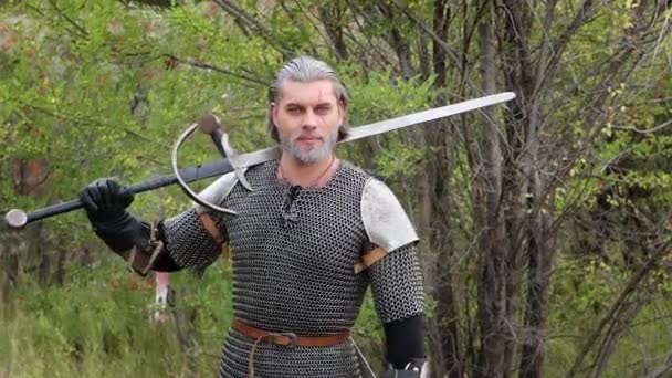 Portrét Středověkého Válečníka Šedivými Vlasy Jizvou Obličeji Kroužkové Zbroji Ramenními — Stock video