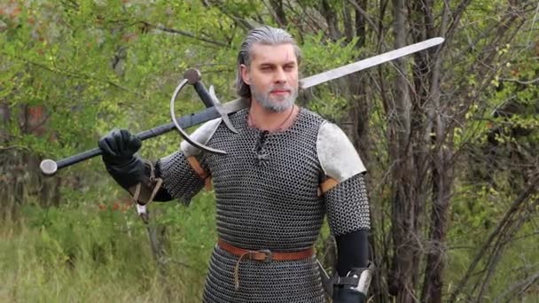 Medieval Warrior Armor Gray Hair Scar His Face Shows Gesture — стоковое видео