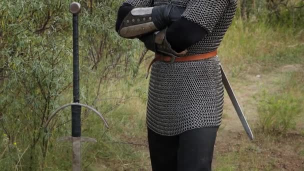 Portrét Středověkého Válečníka Šedivými Vlasy Jizvou Obličeji Kroužkové Zbroji Ramenními — Stock video