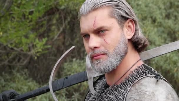 Portrait Medieval Warrior Gray Hair Scar His Face Chain Mail — Vídeo de stock