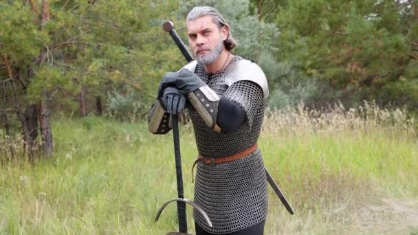 Portrait Medieval Warrior Gray Hair Scar His Face Chain Mail — Vídeos de Stock