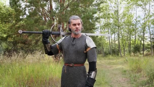 Portret Van Een Middeleeuwse Krijger Met Grijs Haar Een Litteken — Stockvideo