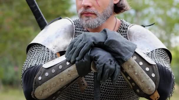 Портрет Середньовічного Воїна Сивим Волоссям Шрам Обличчі Ланцюговій Пошті Плечовими — стокове відео