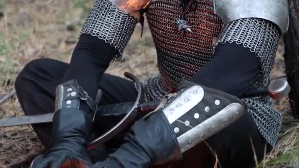 Portret Van Een Middeleeuwse Krijger Met Grijs Haar Een Litteken — Stockvideo