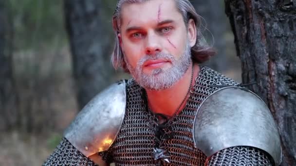 Портрет Середньовічного Воїна Сивим Волоссям Шрам Його Обличчі Ланцюговій Пошті — стокове відео