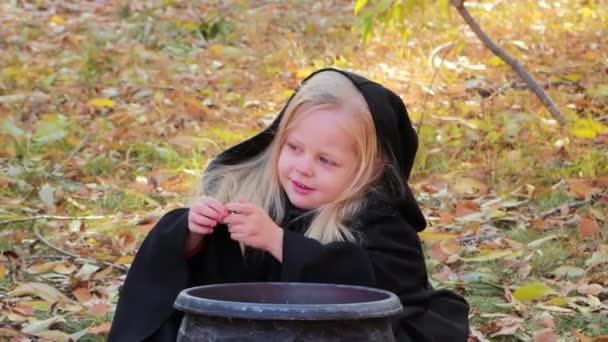 Little Girl Black Robe Hood Playing Toys Sitting Next Cauldron — Wideo stockowe