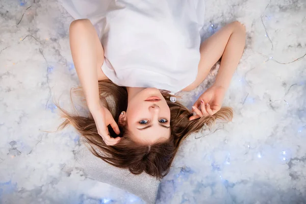 Top View Portrait Young Woman White Tunic Lying White Fluff — Stockfoto