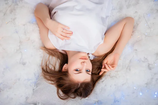 Top View Portrait Young Woman White Tunic Lying White Fluff — Stockfoto