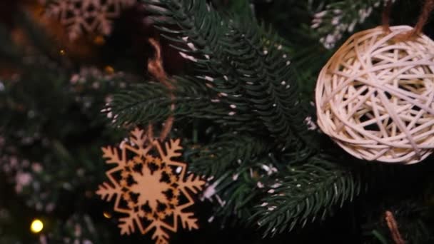 Nahaufnahme Von Weihnachtsschmuck Den Ästen Eines Weihnachtsbaums Sanfte Kamerafahrt Selektiver — Stockvideo