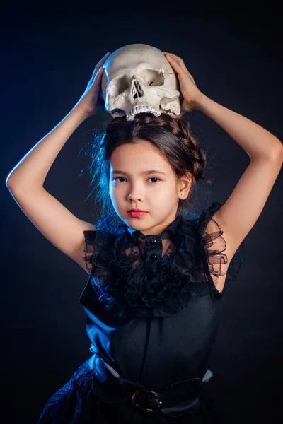 Ένα Μικρό Κορίτσι Ένα Μαύρο Φόρεμα Ένα Χτένισμα Κοτσίδα Στο — Φωτογραφία Αρχείου