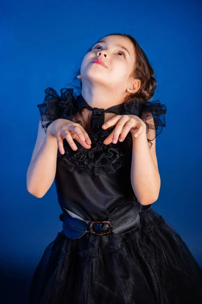 Retrato Uma Menina Vestido Preto Com Penteado Pigtail Sua Cabeça — Fotografia de Stock